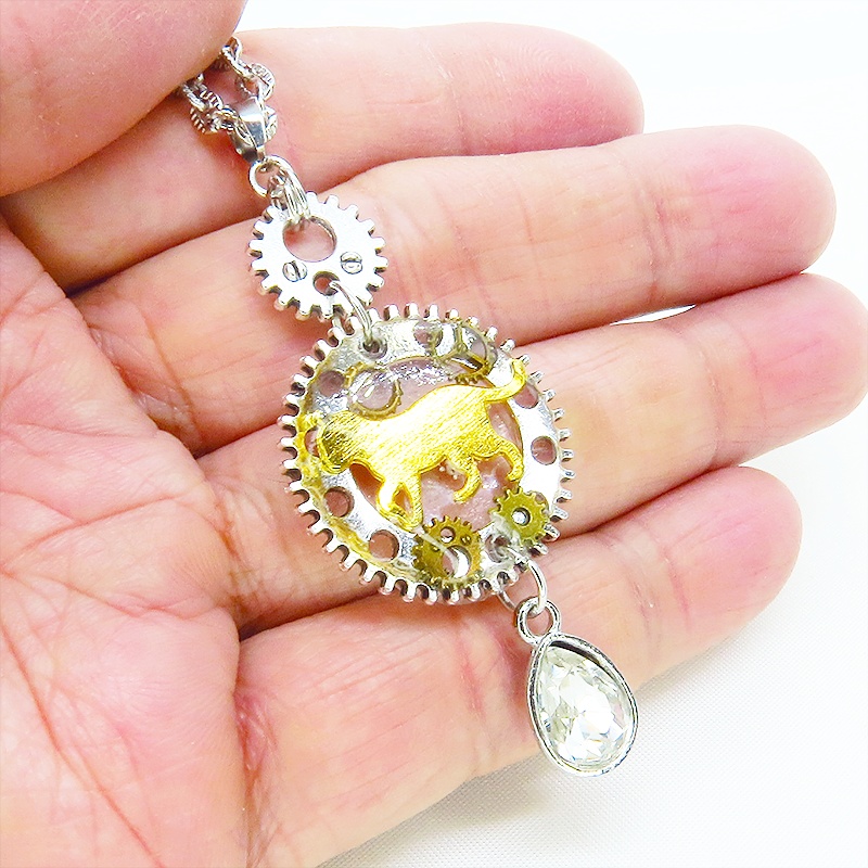 アンティークシルバー 歩く猫モチーフと大きめ歯車のスチームパンク風ネックレス ティアドロップ ラインストーン 長さ変更可