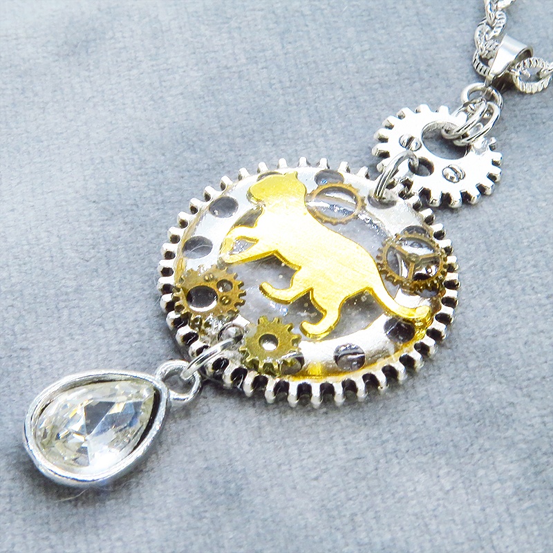 アンティークシルバー 歩く猫モチーフと大きめ歯車のスチームパンク風ネックレス ティアドロップ ラインストーン 長さ変更可