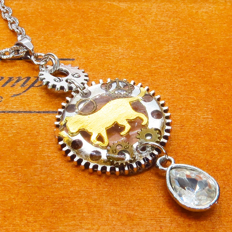 アンティークシルバー 歩く猫モチーフと大きめ歯車のスチームパンク風ネックレス ティアドロップ ラインストーン 長さ変更可