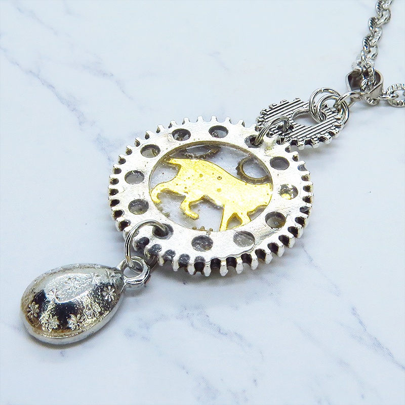 アンティークシルバー 歩く猫モチーフと大きめ歯車のスチームパンク風ネックレス ティアドロップ ラインストーン 長さ変更可