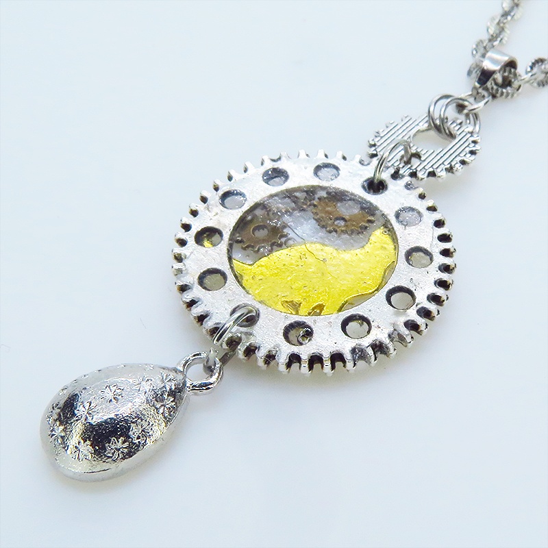 アンティークシルバー 見上げる猫モチーフと大きめ歯車のスチームパンク風ネックレス ティアドロップ ラインストーン 長さ変更可