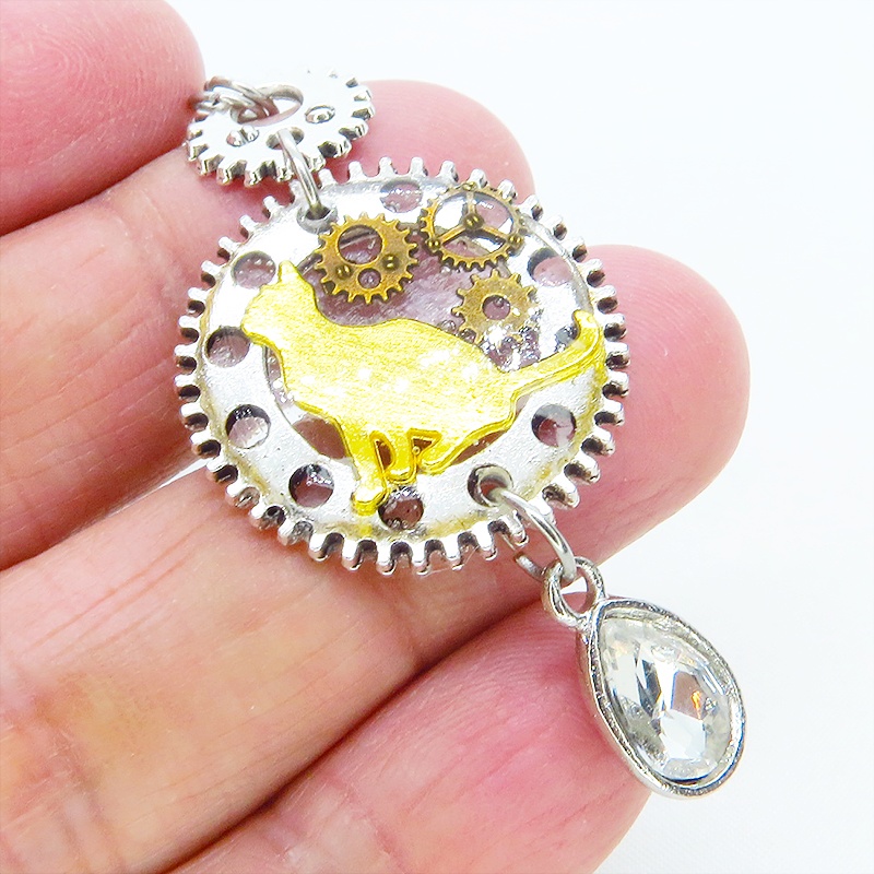 アンティークシルバー 見上げる猫モチーフと大きめ歯車のスチームパンク風ネックレス ティアドロップ ラインストーン 長さ変更可