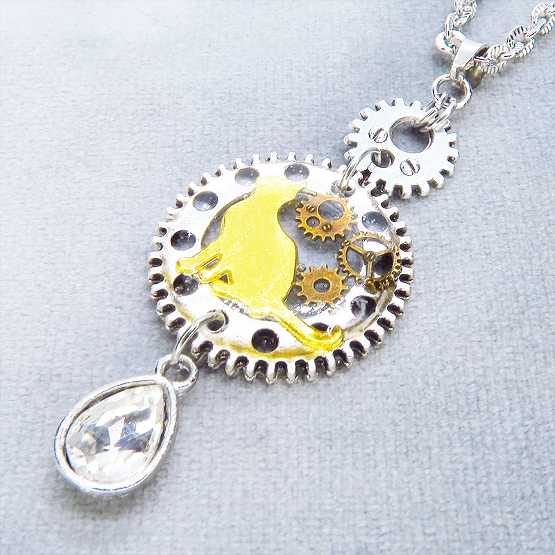 アンティークシルバー 見上げる猫モチーフと大きめ歯車のスチームパンク風ネックレス ティアドロップ ラインストーン 長さ変更可