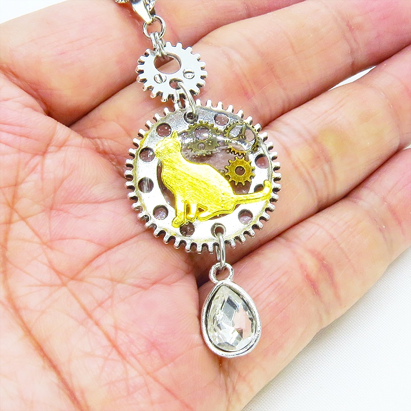 アンティークシルバー 見上げる猫モチーフと大きめ歯車のスチームパンク風ネックレス ティアドロップ ラインストーン 長さ変更可