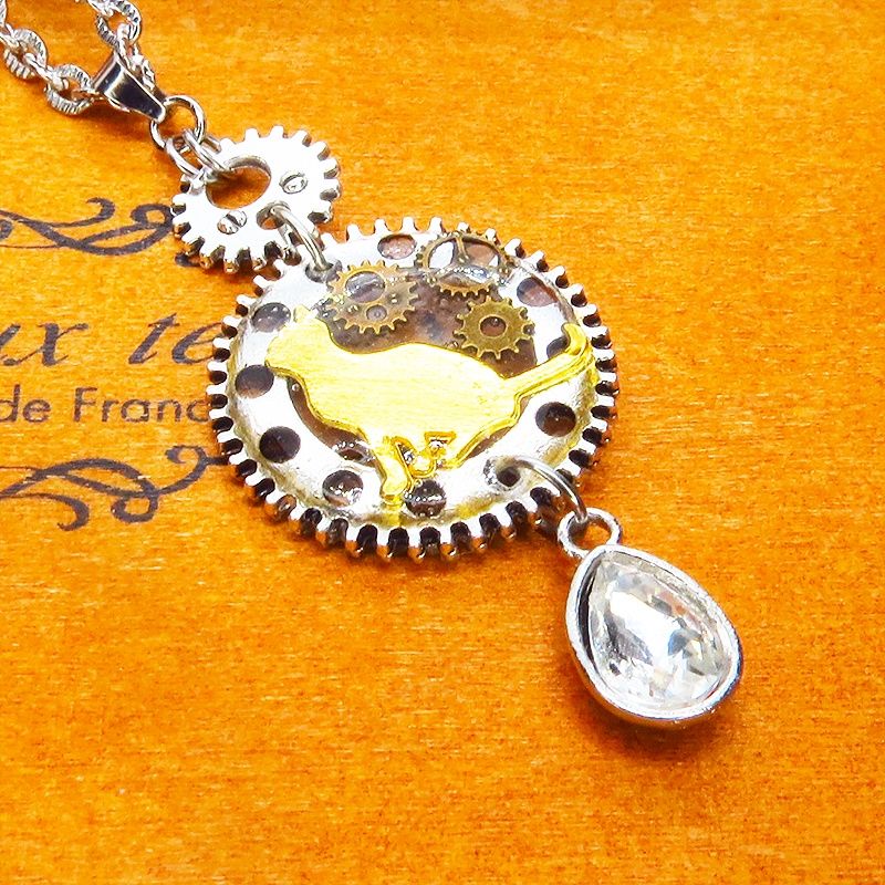 アンティークシルバー 見上げる猫モチーフと大きめ歯車のスチームパンク風ネックレス ティアドロップ ラインストーン 長さ変更可