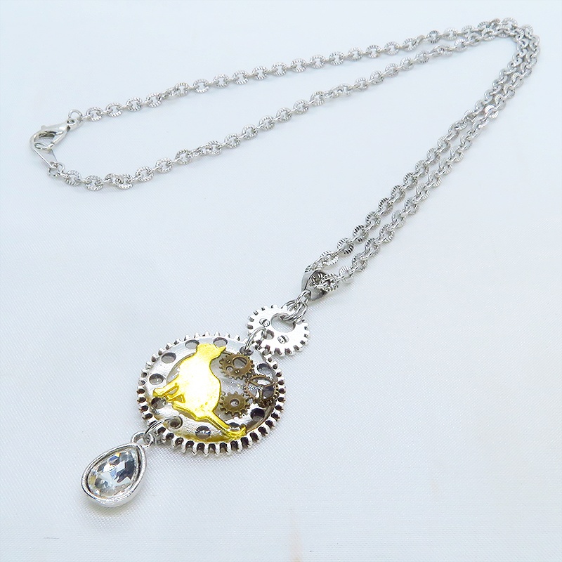 アンティークシルバー 見上げる猫モチーフと大きめ歯車のスチームパンク風ネックレス ティアドロップ ラインストーン 長さ変更可