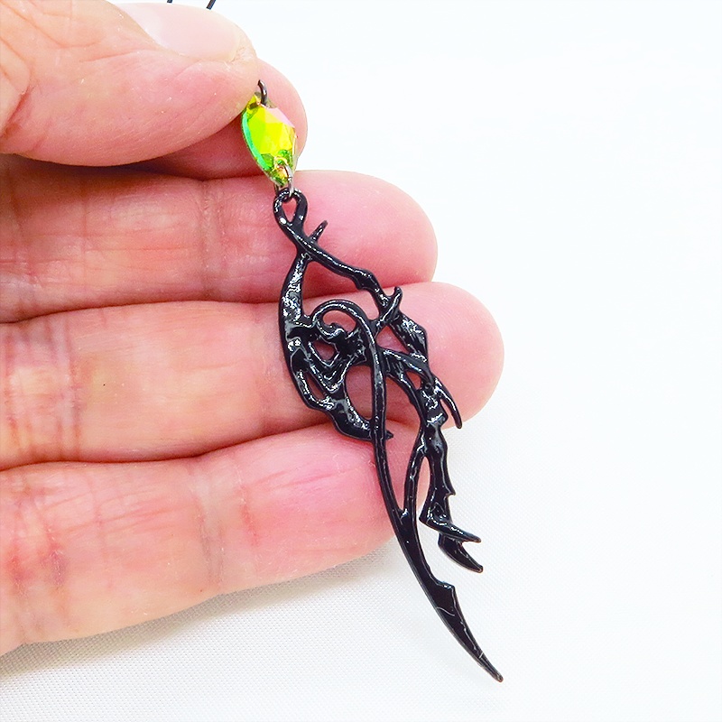 ゴシック調ドラゴンモチーフとレインボーカラーのガラスクリスタルを組合せたブラックピアス