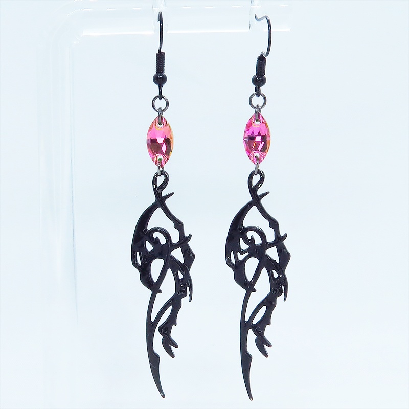 ゴシック調ドラゴンモチーフとレインボーカラーのガラスクリスタルを組合せたブラックピアス