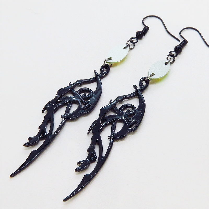 ゴシック調ドラゴンモチーフとレインボーカラーのガラスクリスタルを組合せたブラックピアス