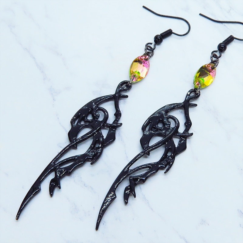 ゴシック調ドラゴンモチーフとレインボーカラーのガラスクリスタルを組合せたブラックピアス