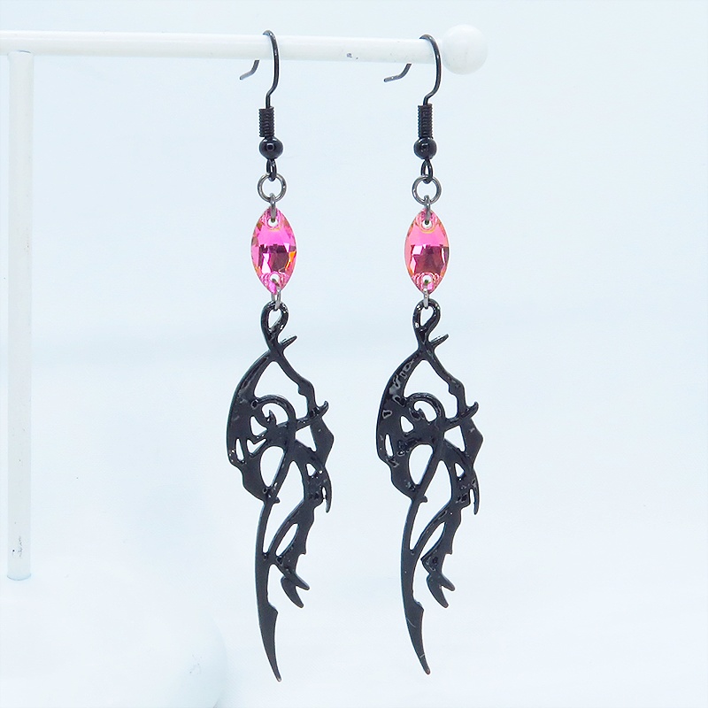 ゴシック調ドラゴンモチーフとレインボーカラーのガラスクリスタルを組合せたブラックピアス