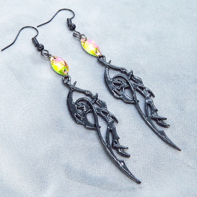 ゴシック調ドラゴンモチーフとレインボーカラーのガラスクリスタルを組合せたブラックピアス