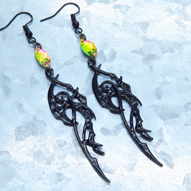 ゴシック調ドラゴンモチーフとレインボーカラーのガラスクリスタルを組合せたブラックピアス