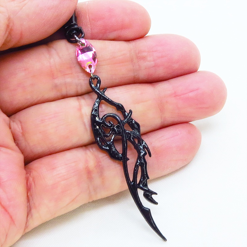 ゴシック調ドラゴンモチーフとレインボーカラーのガラスクリスタルを組合せたブラックキーホルダー