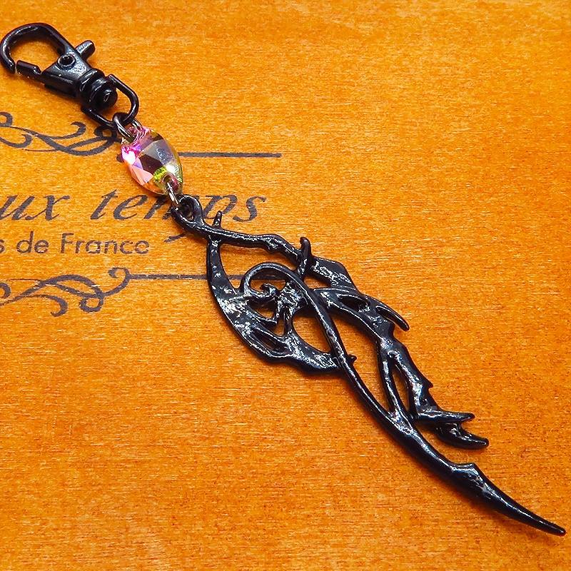 ゴシック調ドラゴンモチーフとレインボーカラーのガラスクリスタルを組合せたブラックキーホルダー