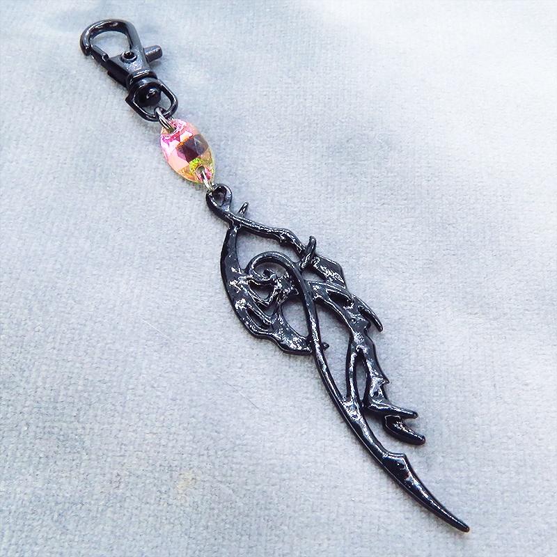 ゴシック調ドラゴンモチーフとレインボーカラーのガラスクリスタルを組合せたブラックキーホルダー