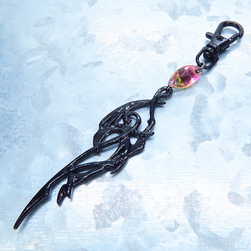ゴシック調ドラゴンモチーフとレインボーカラーのガラスクリスタルを組合せたブラックキーホルダー