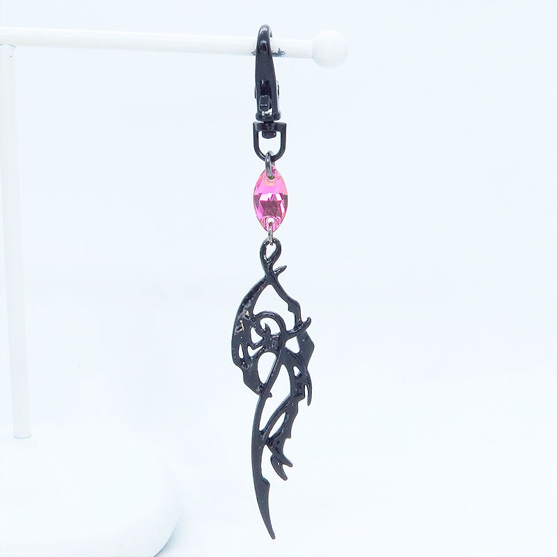 ゴシック調ドラゴンモチーフとレインボーカラーのガラスクリスタルを組合せたブラックキーホルダー