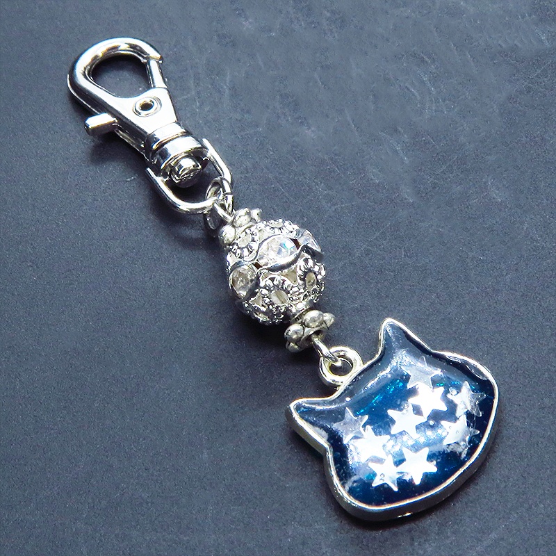 ブルーキャットスターキーホルダー 青い猫フェイスモチーフに星を散りばめたキーホルダー メタルビーズ 金具変更可