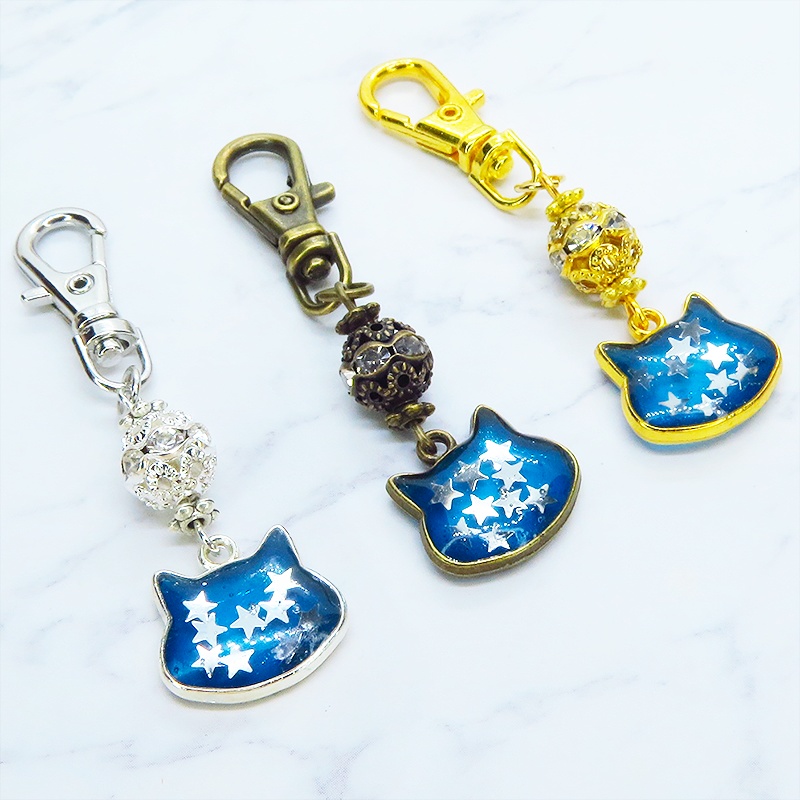 ブルーキャットスターキーホルダー 青い猫フェイスモチーフに星を散りばめたキーホルダー メタルビーズ 金具変更可