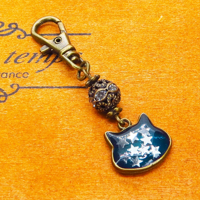 ブルーキャットスターキーホルダー アンティークゴールド 青い猫フェイスに星を散りばめたキーホルダー メタルビーズ