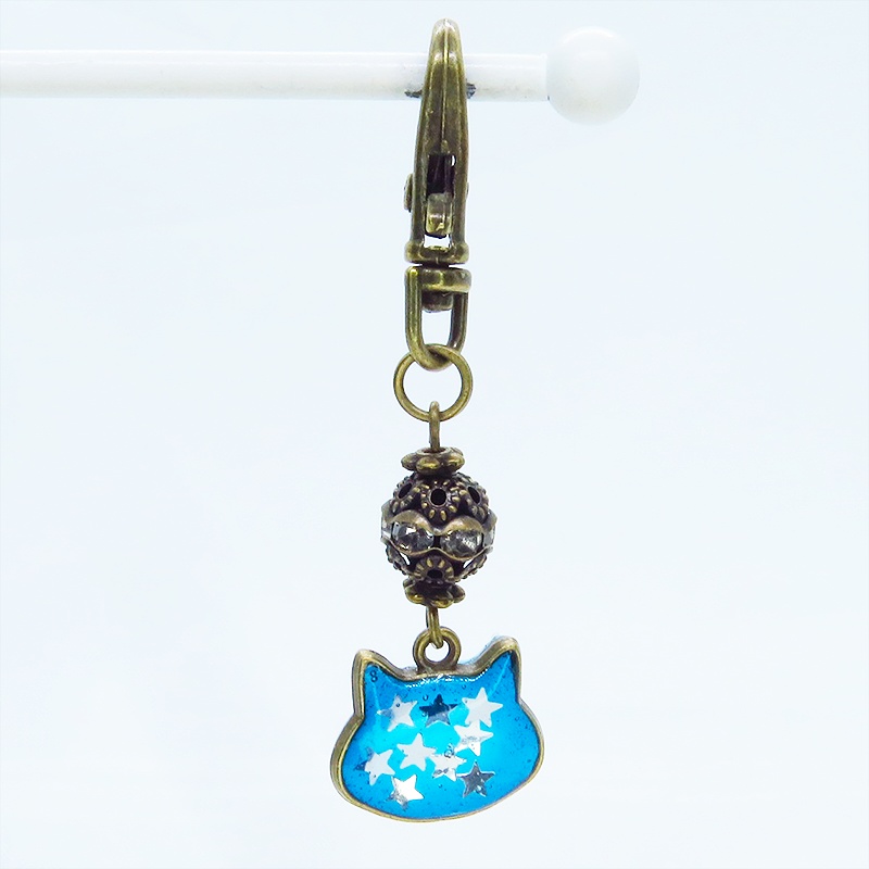ブルーキャットスターキーホルダー アンティークゴールド 青い猫フェイスに星を散りばめたキーホルダー メタルビーズ