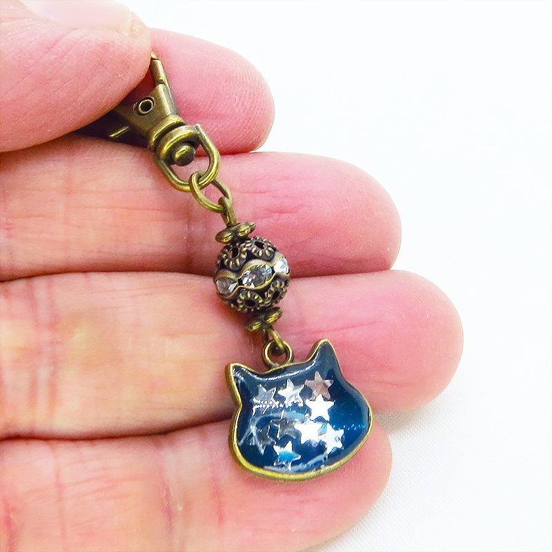ブルーキャットスターキーホルダー アンティークゴールド 青い猫フェイスに星を散りばめたキーホルダー メタルビーズ