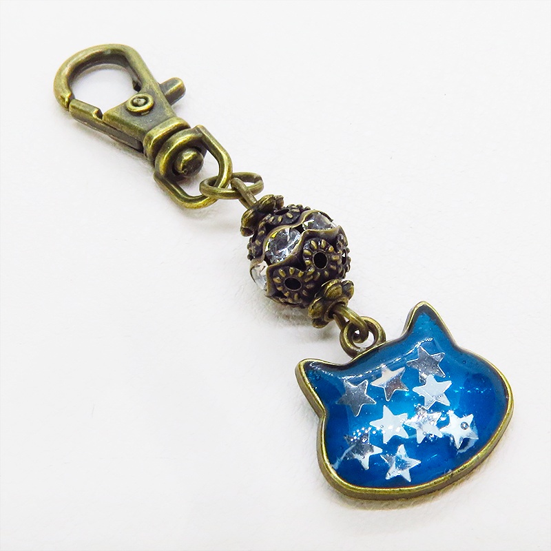 ブルーキャットスターキーホルダー アンティークゴールド 青い猫フェイスに星を散りばめたキーホルダー メタルビーズ