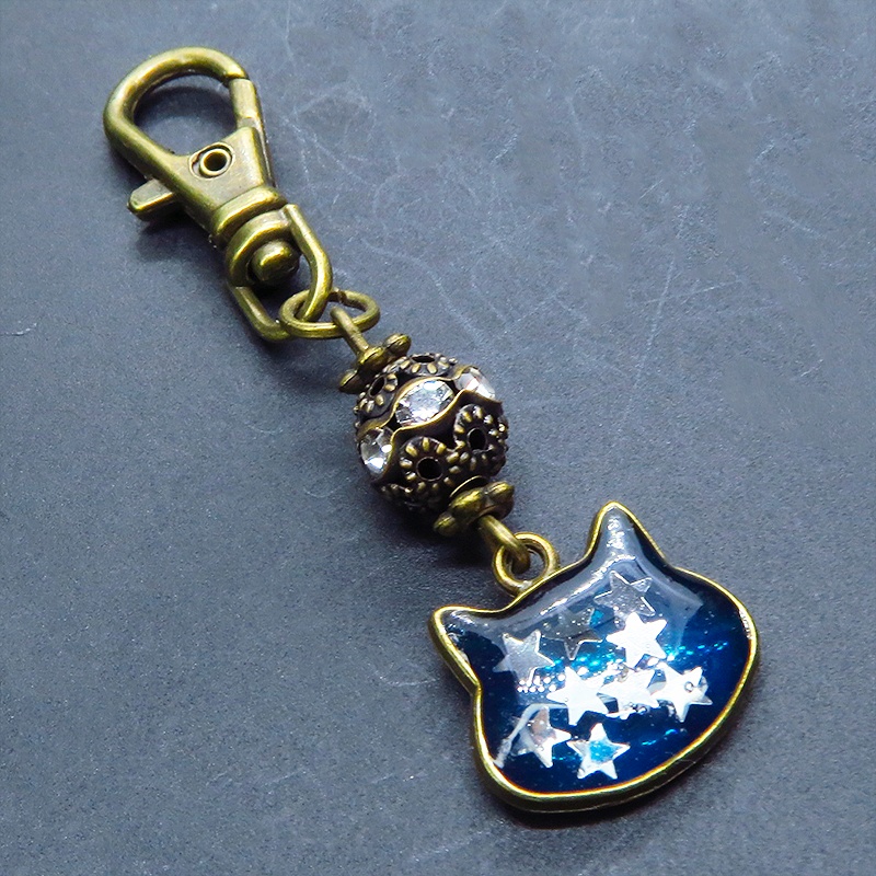 ブルーキャットスターキーホルダー アンティークゴールド 青い猫フェイスに星を散りばめたキーホルダー メタルビーズ