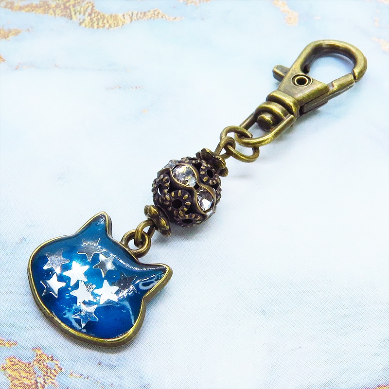 ブルーキャットスターキーホルダー アンティークゴールド 青い猫フェイスに星を散りばめたキーホルダー メタルビーズ