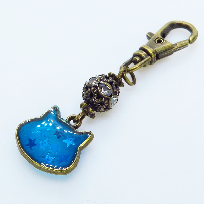 ブルーキャットスターキーホルダー アンティークゴールド 青い猫フェイスに星を散りばめたキーホルダー メタルビーズ