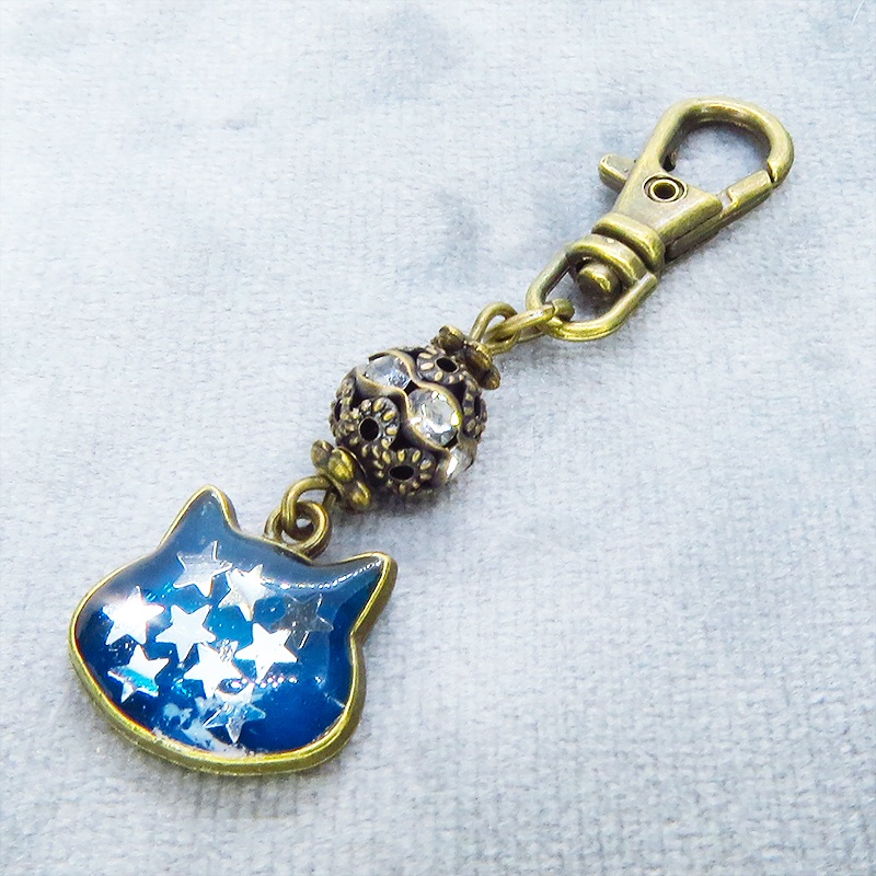 ブルーキャットスターキーホルダー アンティークゴールド 青い猫フェイスに星を散りばめたキーホルダー メタルビーズ