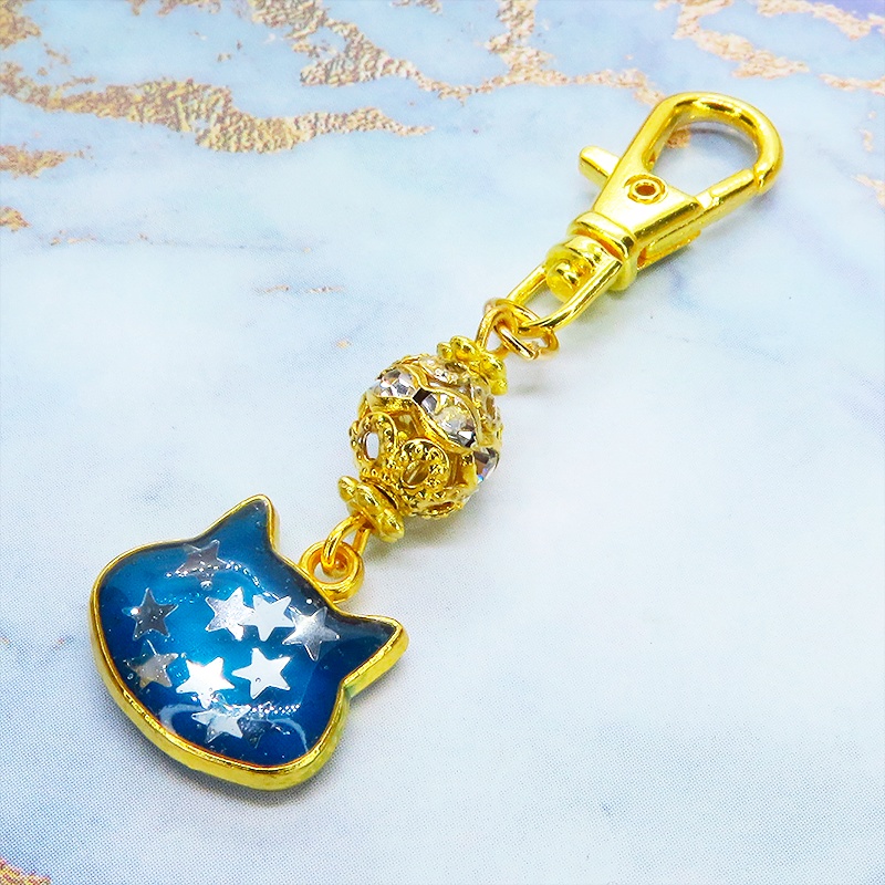 ブルーキャットスターキーホルダー ゴールドカラー 青い猫フェイスに星を散りばめたキーホルダー メタルビーズ