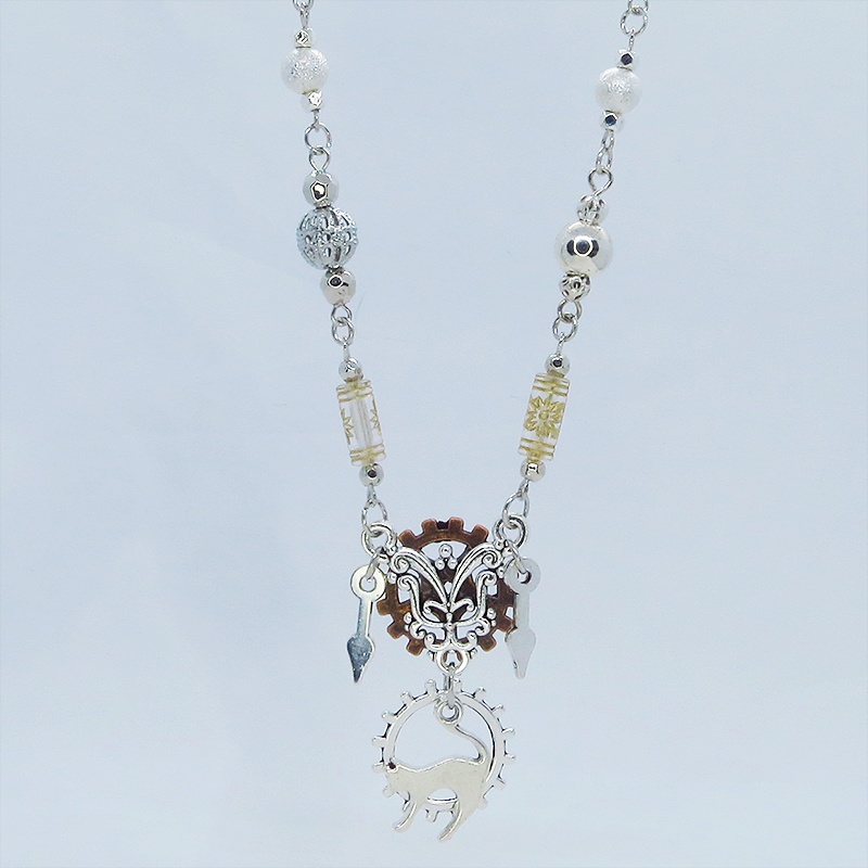 アンティークシルバー 跳ね猫と歯車のスリムなスチームパンク風ロングチェーンネックレス 長さ調整可 アジャスター可