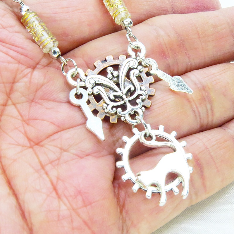 アンティークシルバー 跳ね猫と歯車のスリムなスチームパンク風ロングチェーンネックレス 長さ調整可 アジャスター可