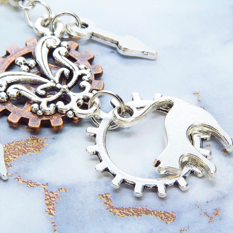 アンティークシルバー 跳ね猫と歯車のスリムなスチームパンク風ロングチェーンネックレス 長さ調整可 アジャスター可