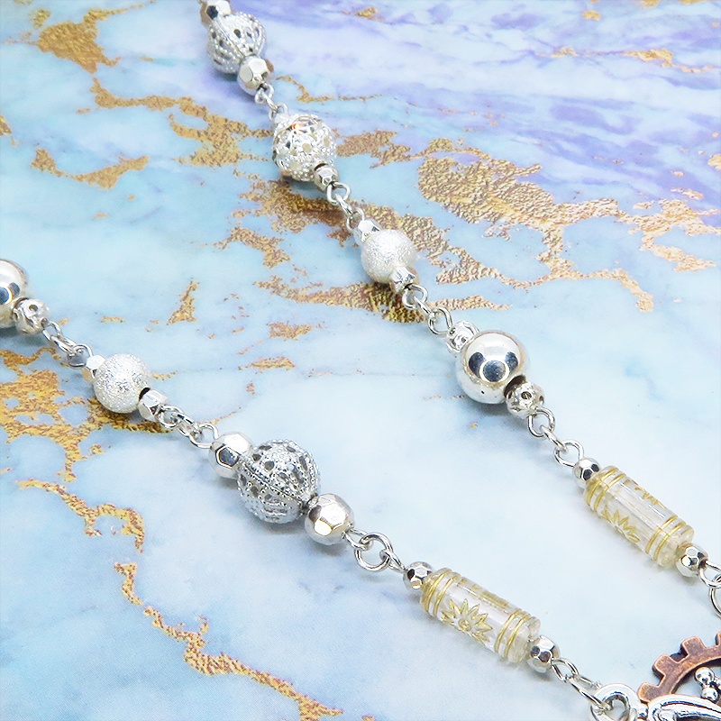 アンティークシルバー 跳ね猫と歯車のスリムなスチームパンク風ロングチェーンネックレス 長さ調整可 アジャスター可