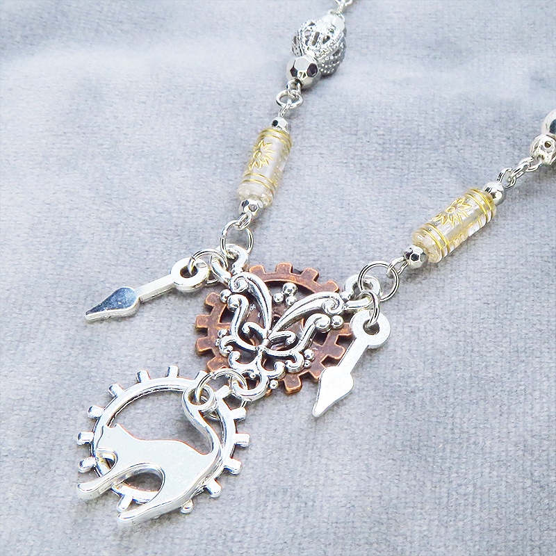 アンティークシルバー 跳ね猫と歯車のスリムなスチームパンク風ロングチェーンネックレス 長さ調整可 アジャスター可