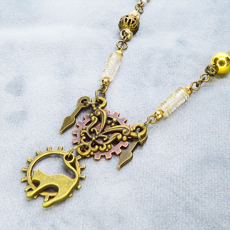 アンティークゴールド 跳ね猫と歯車のスリムなスチームパンク風ロングチェーンネックレス 長さ調整可 アジャスター可