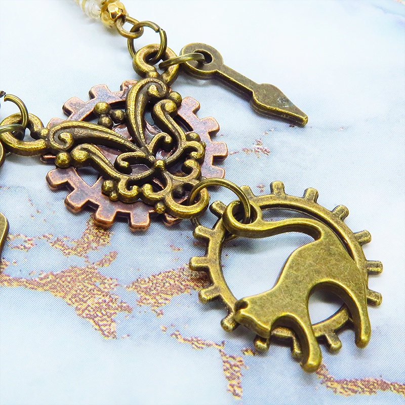 アンティークゴールド 跳ね猫と歯車のスリムなスチームパンク風ロングチェーンネックレス 長さ調整可 アジャスター可