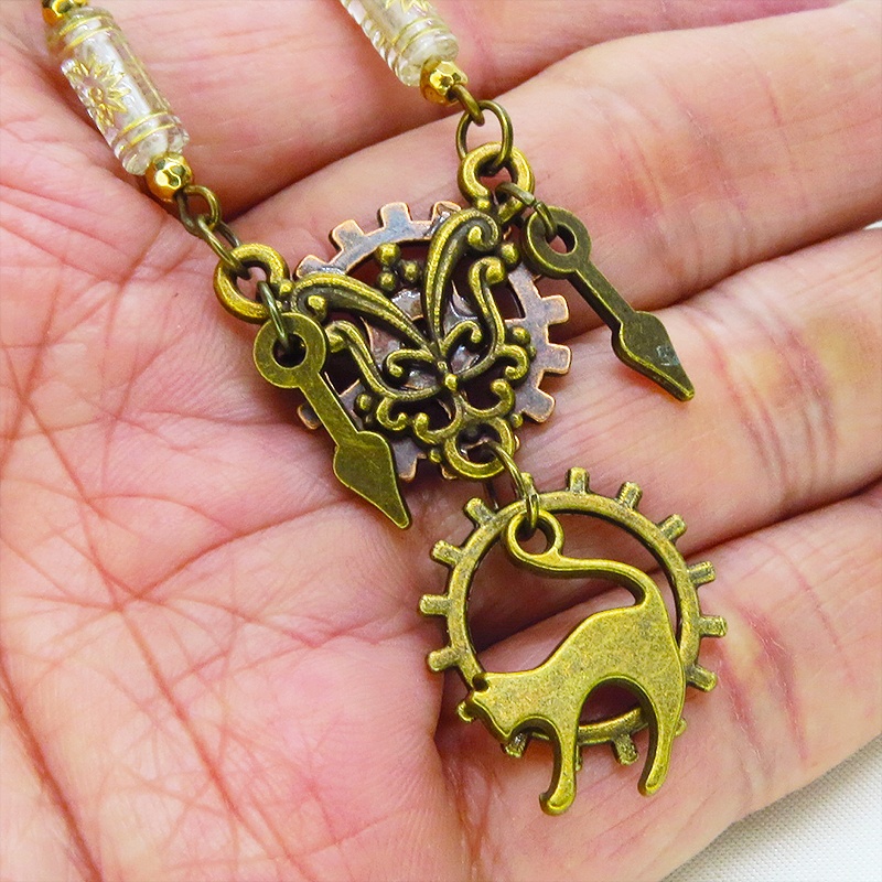 アンティークゴールド 跳ね猫と歯車のスリムなスチームパンク風ロングチェーンネックレス 長さ調整可 アジャスター可