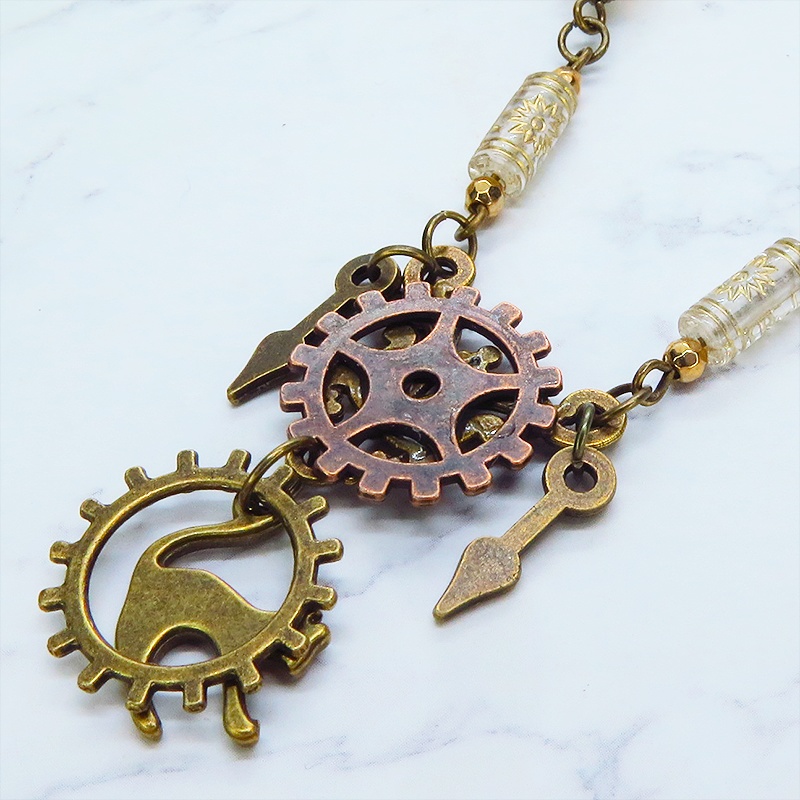 アンティークゴールド 跳ね猫と歯車のスリムなスチームパンク風ロングチェーンネックレス 長さ調整可 アジャスター可