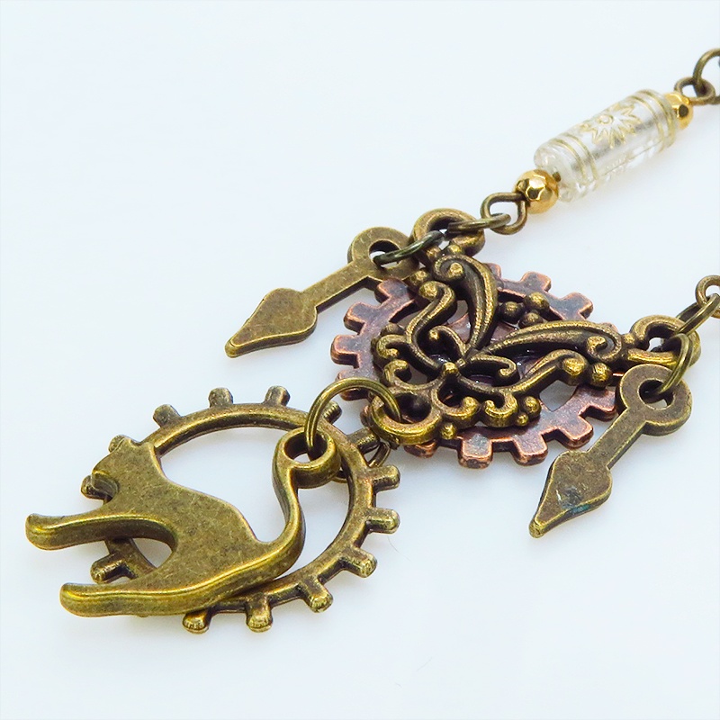 アンティークゴールド 跳ね猫と歯車のスリムなスチームパンク風ロングチェーンネックレス 長さ調整可 アジャスター可