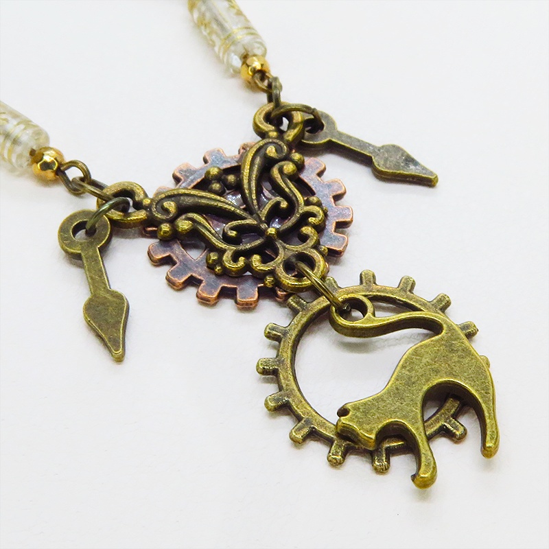 アンティークゴールド 跳ね猫と歯車のスリムなスチームパンク風ロングチェーンネックレス 長さ調整可 アジャスター可