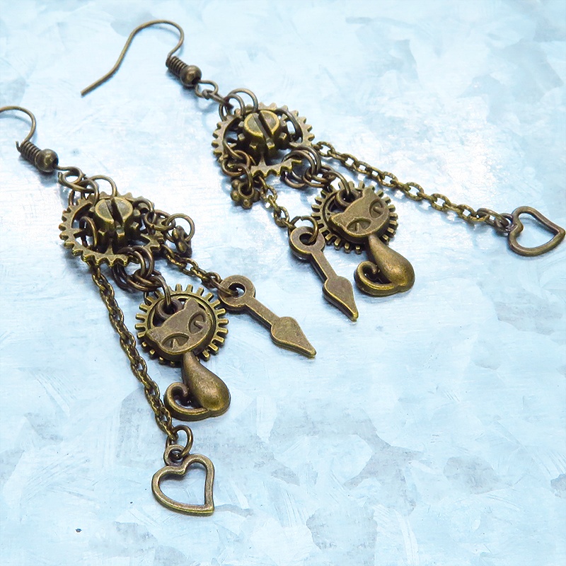 アンティークゴールド 猫と歯車のコンパクトなスチームパンク風チェーンピアス