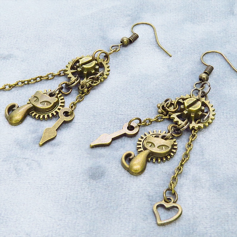 アンティークゴールド 猫と歯車のコンパクトなスチームパンク風チェーンピアス