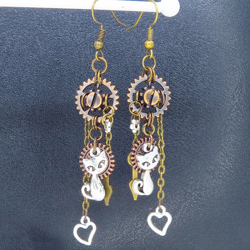 ミックスカラー 猫と歯車のコンパクトなスチームパンク風チェーンピアス アンティークシルバー ゴールド ブロンズ