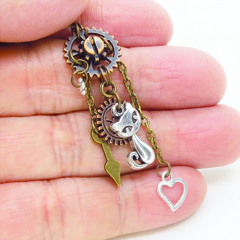 ミックスカラー 猫と歯車のコンパクトなスチームパンク風チェーンピアス アンティークシルバー ゴールド ブロンズ