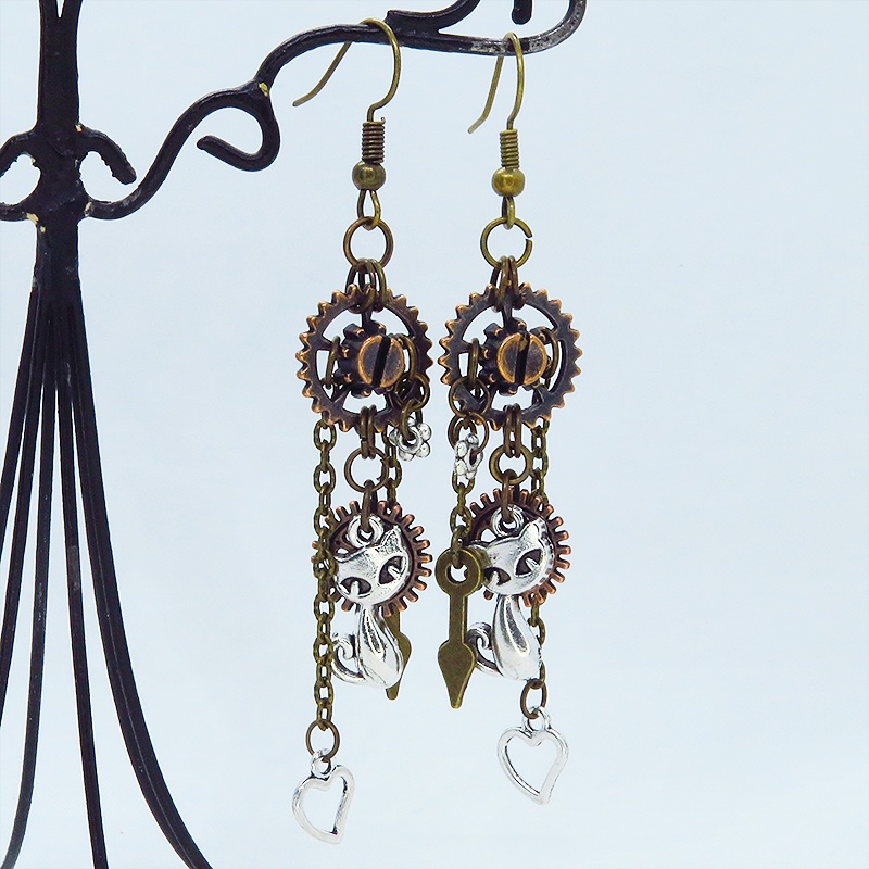 ミックスカラー 猫と歯車のコンパクトなスチームパンク風チェーンピアス アンティークシルバー ゴールド ブロンズ