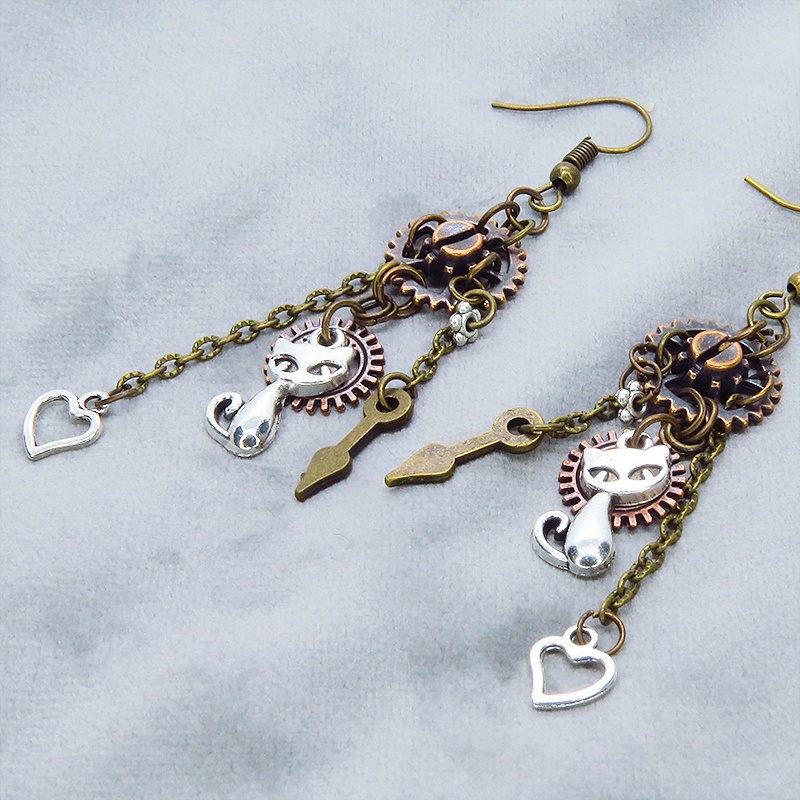 ミックスカラー 猫と歯車のコンパクトなスチームパンク風チェーンピアス アンティークシルバー ゴールド ブロンズ